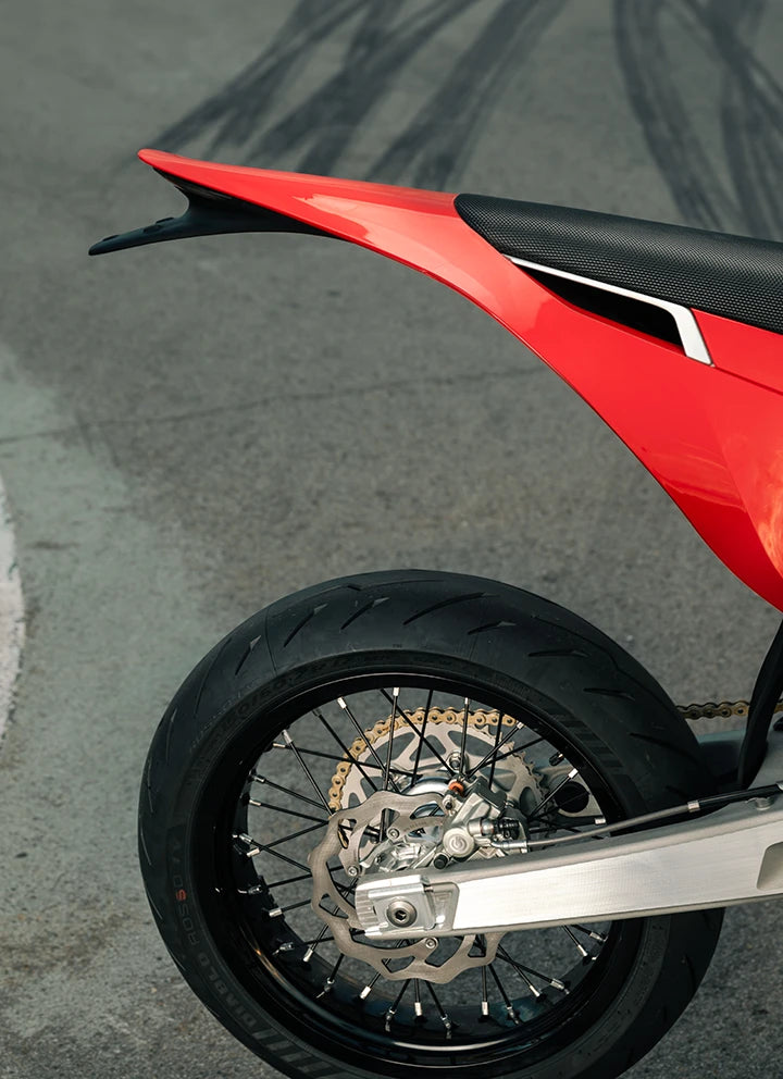 Load image into Gallery viewer, אופנוע חשמלי סטארק וארג סופרמוטו ברישוי צהוב Stark varg 60HP 2025