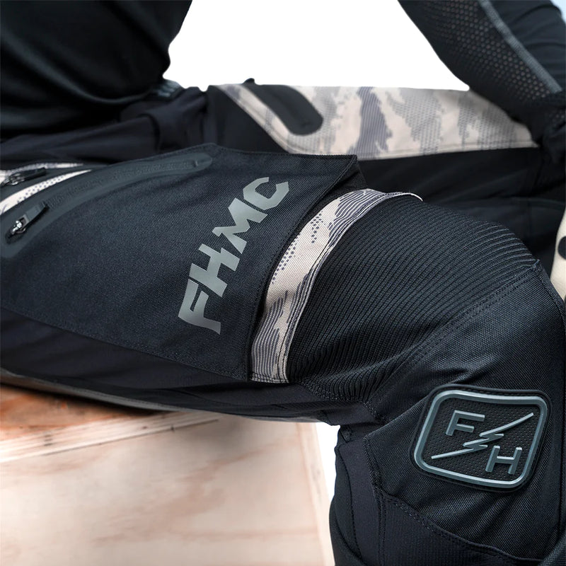 Load image into Gallery viewer, מכנס רכיבה אינדורו כולל כיסים שחור/חאקי פסטהאוס Fasthouse Sand Cat Pant 24