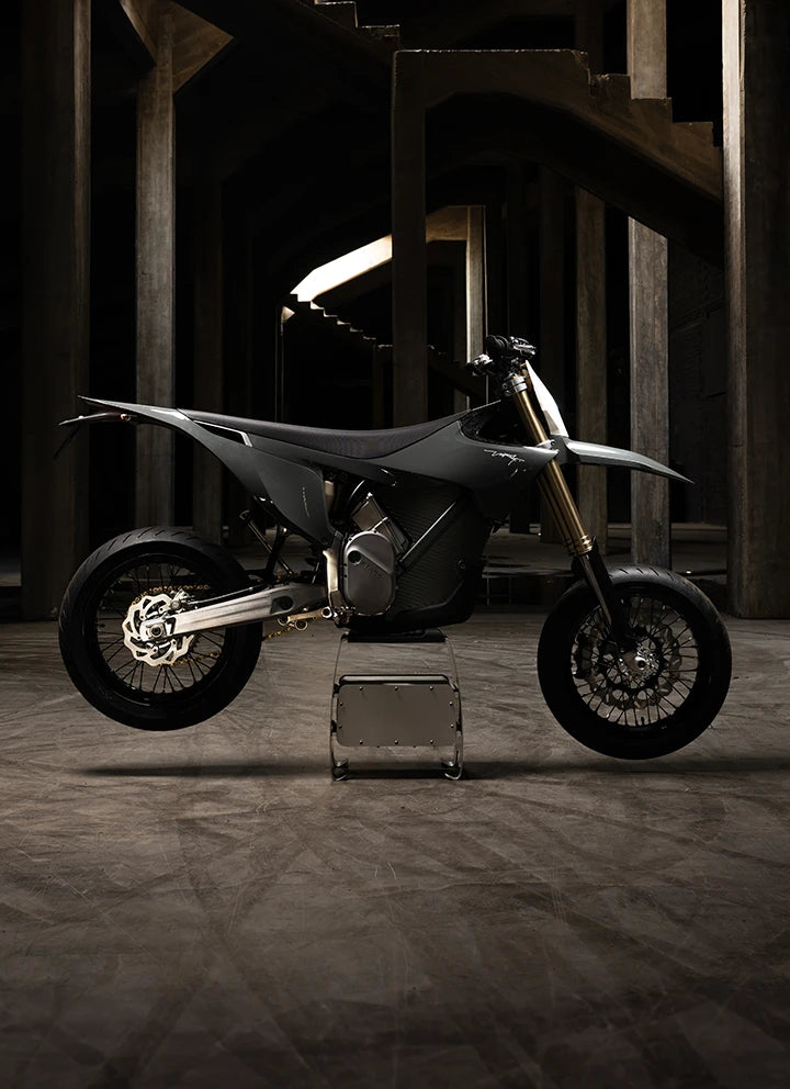 Load image into Gallery viewer, אופנוע חשמלי סטארק וארג סופרמוטו ברישוי צהוב Stark varg 60HP 2025
