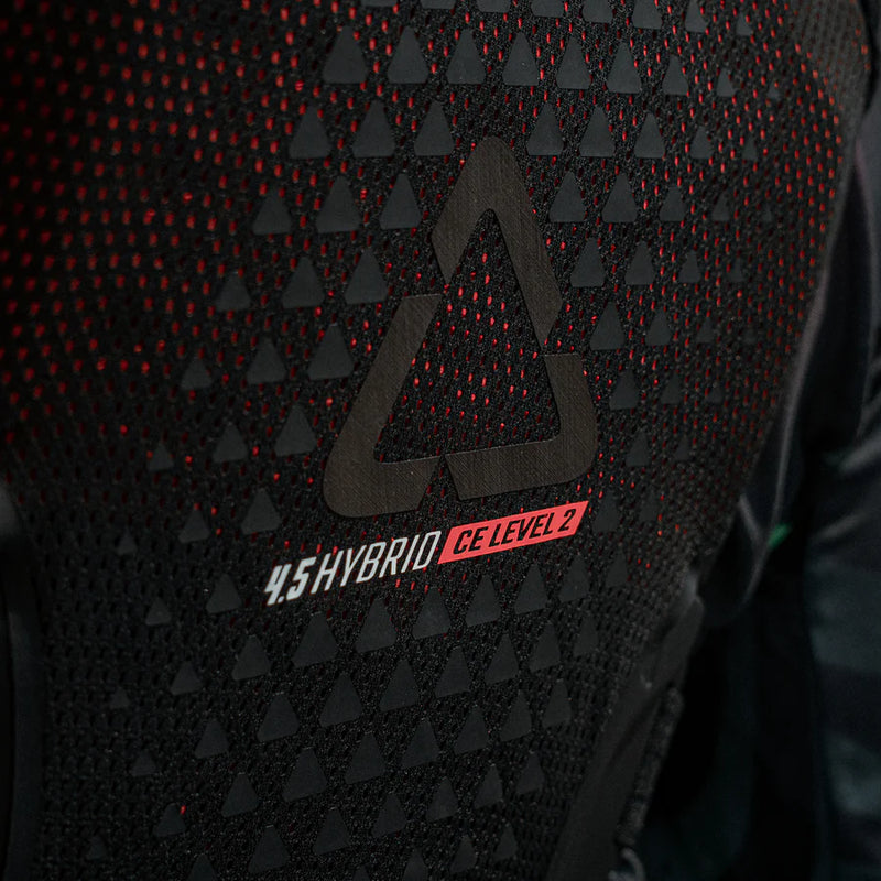 Load image into Gallery viewer, מגן חזה וגב צביצב ליט 4.5 שחור LEATT Chest Protector 4.5 Hybrid
