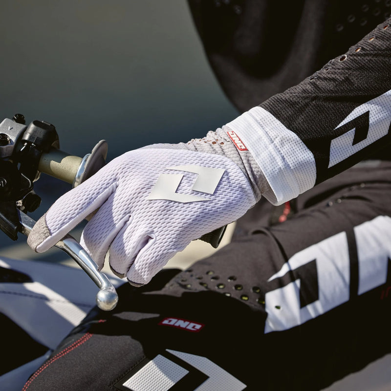 Load image into Gallery viewer, כפפות רכיבה וואון לבן ONE V-197 Ice White V25
